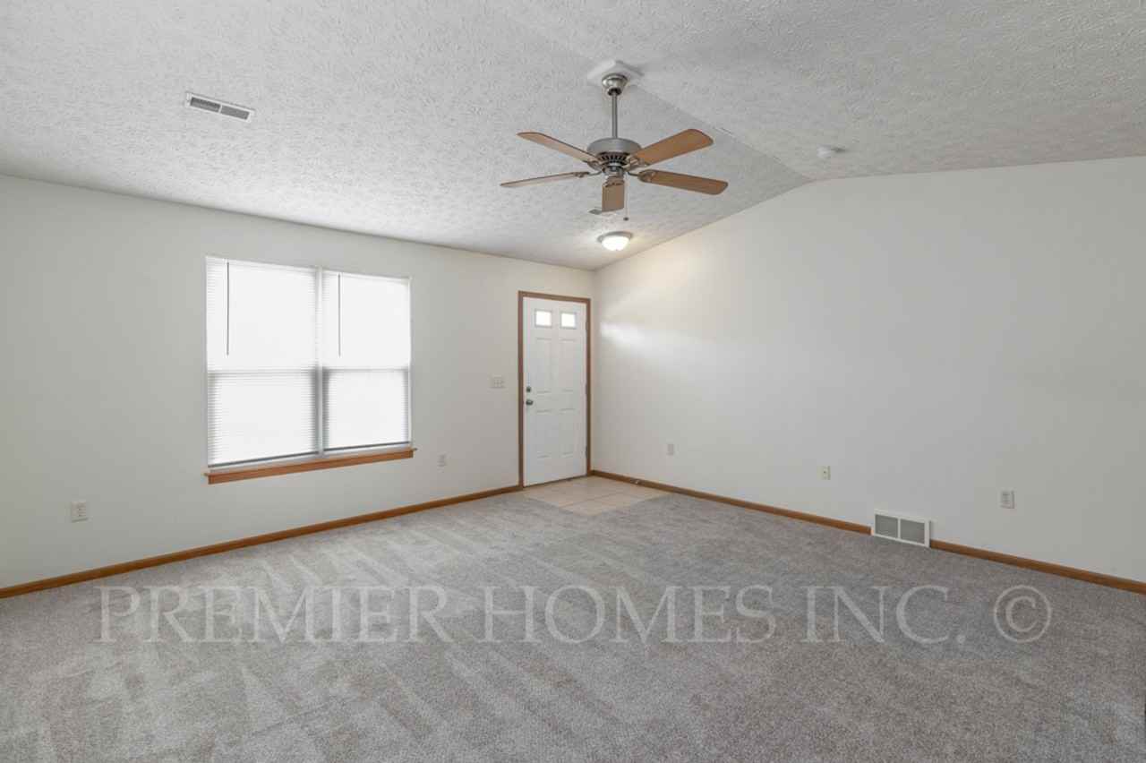 60 60 | 76 | 92 Meadow Wood Dr - Photo 4 of 16