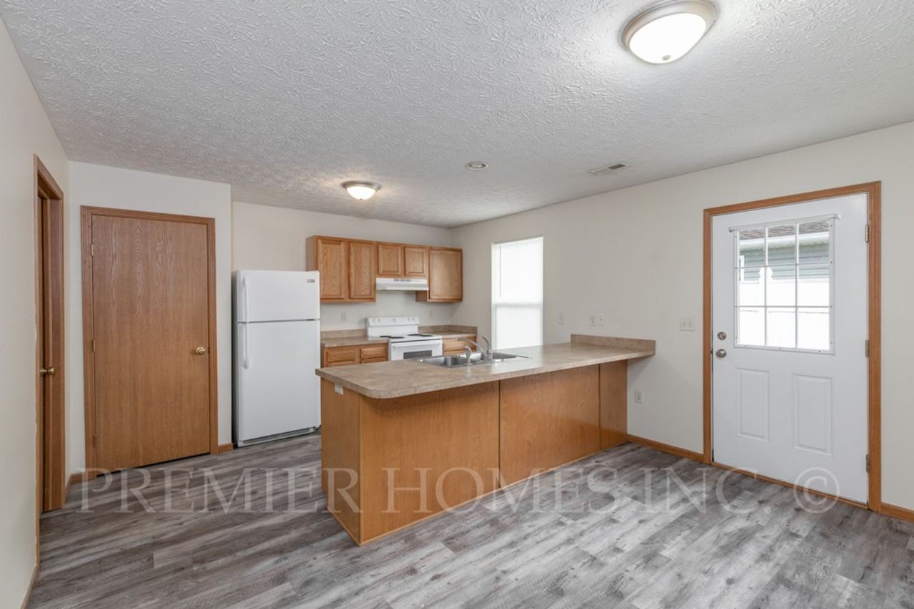 60 60 | 76 | 92 Meadow Wood Dr - Photo 5 of 16