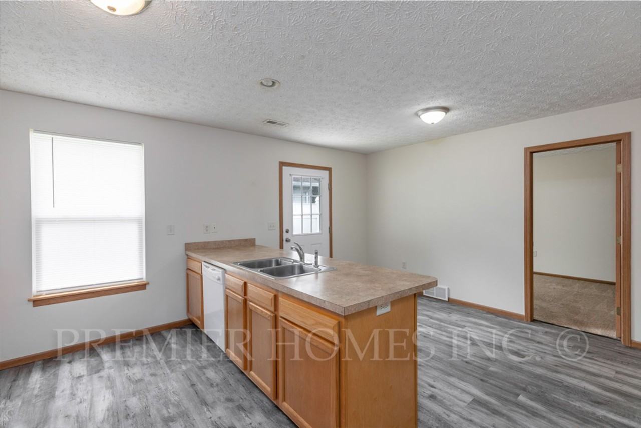 60 60 | 76 | 92 Meadow Wood Dr - Photo 6 of 16