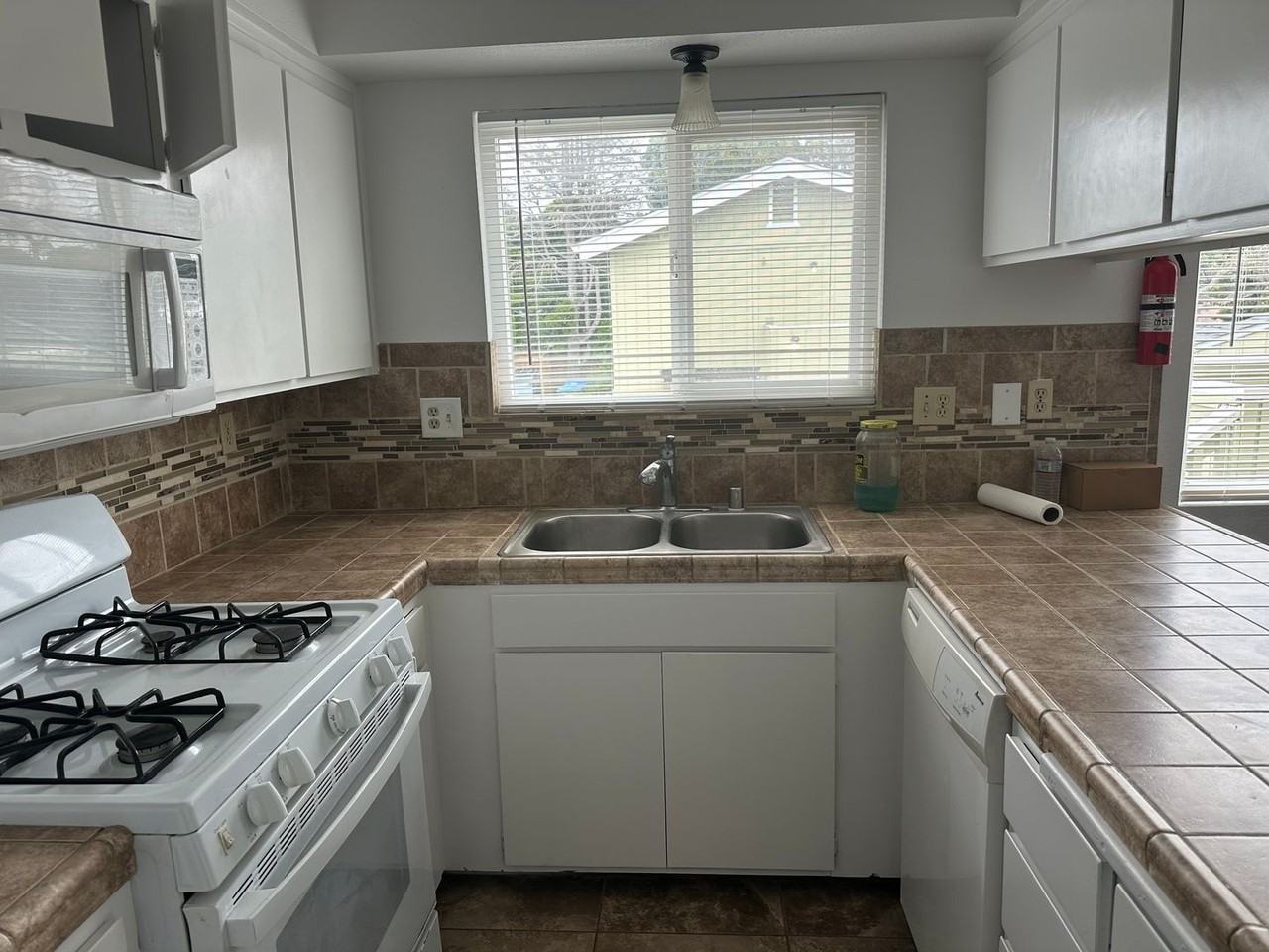 157 S Elm St - Photo 3 of 9