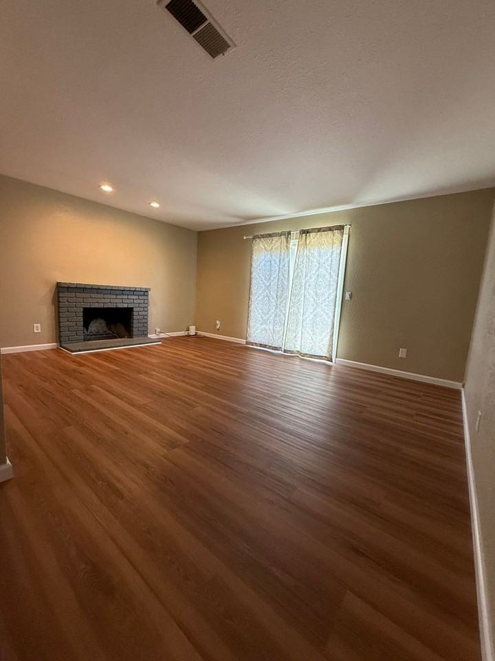 2041 Robin Dr - Photo 3 of 16