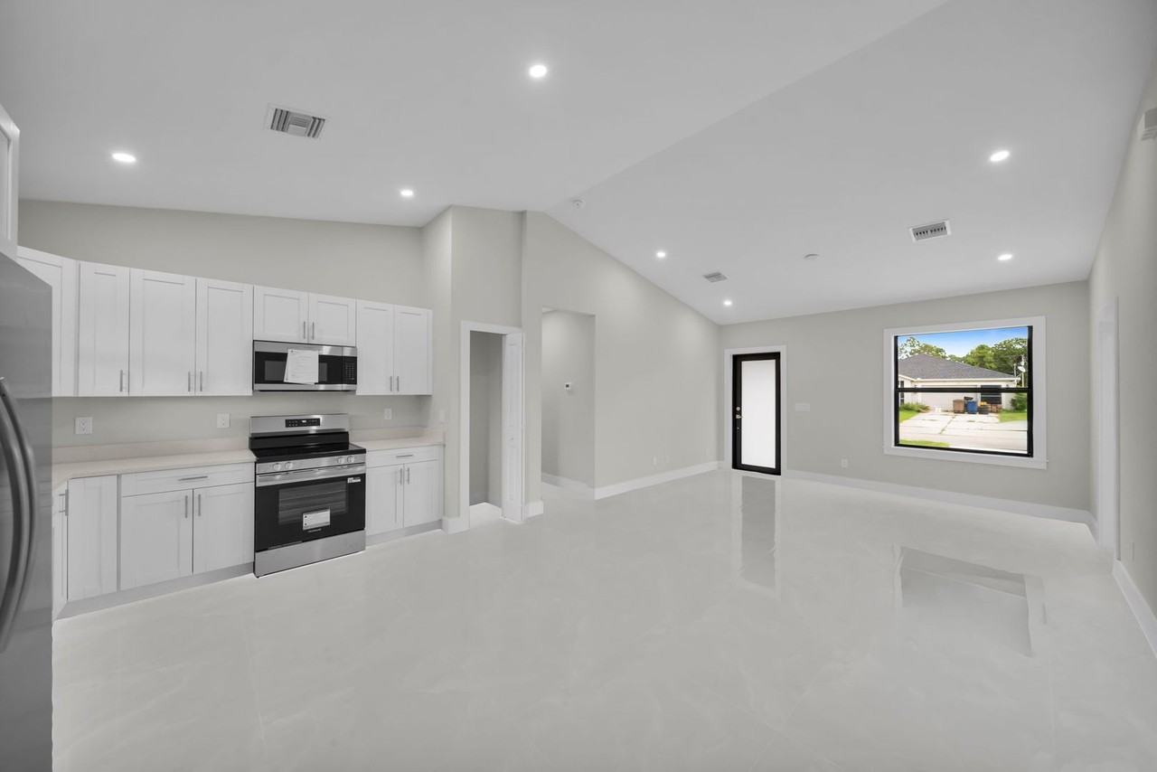 462 LAMPION AVE S - Photo 6 of 27