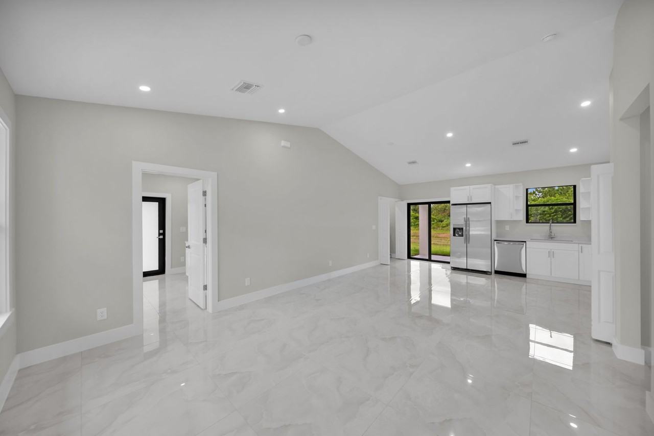 462 LAMPION AVE S - Photo 7 of 27