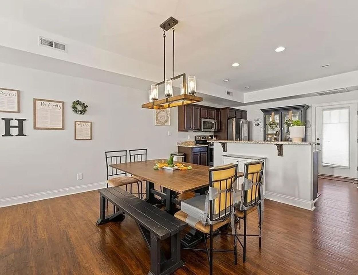 104 Capital St - Photo 3 of 9