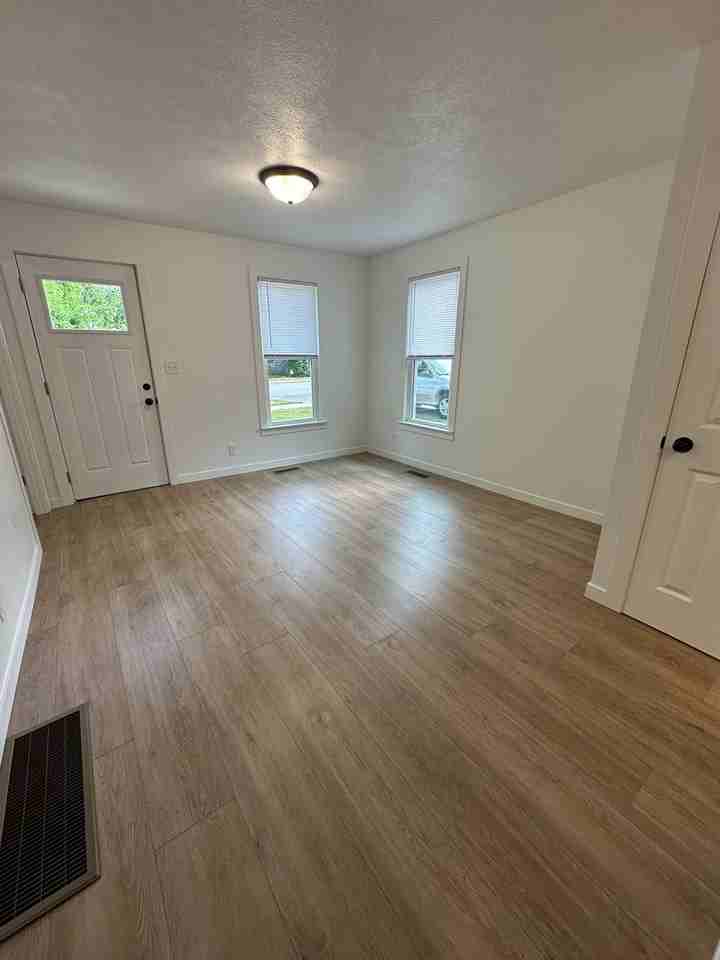 404 W Oakridge Ave - Photo 2 of 13