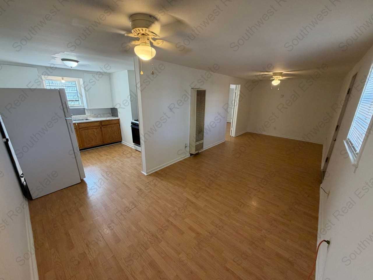 612 E 9th St - Photo 2 of 9