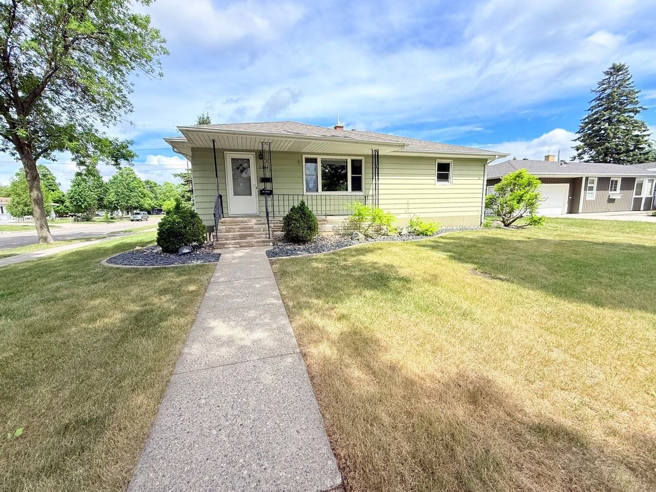 2204 7th St S - Photo 2 of 25
