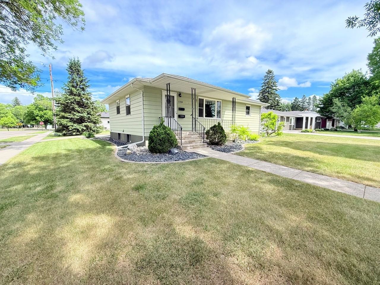 2204 7th St S - Photo 3 of 25