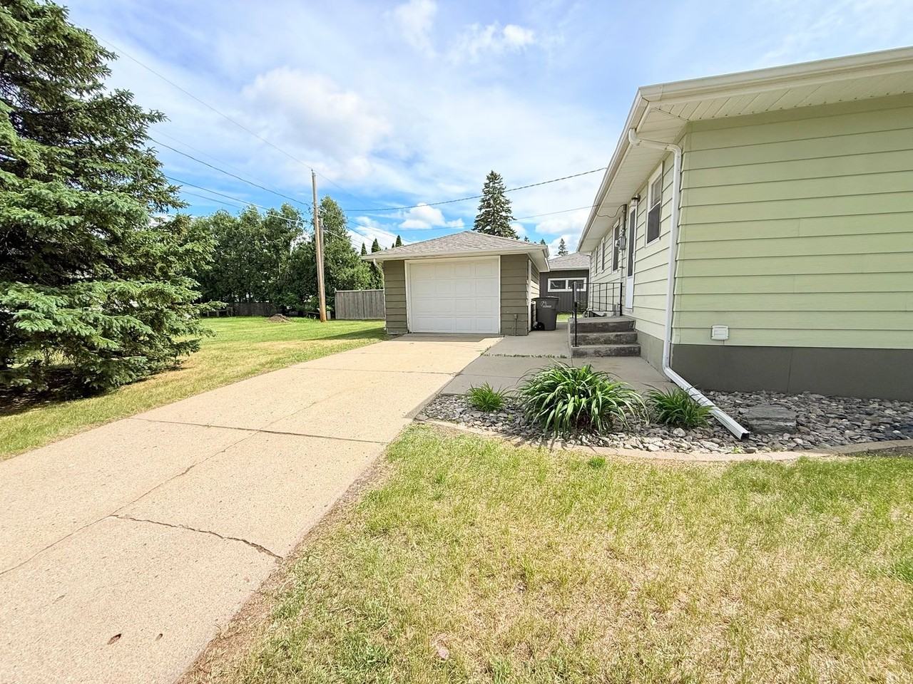 2204 7th St S - Photo 4 of 25