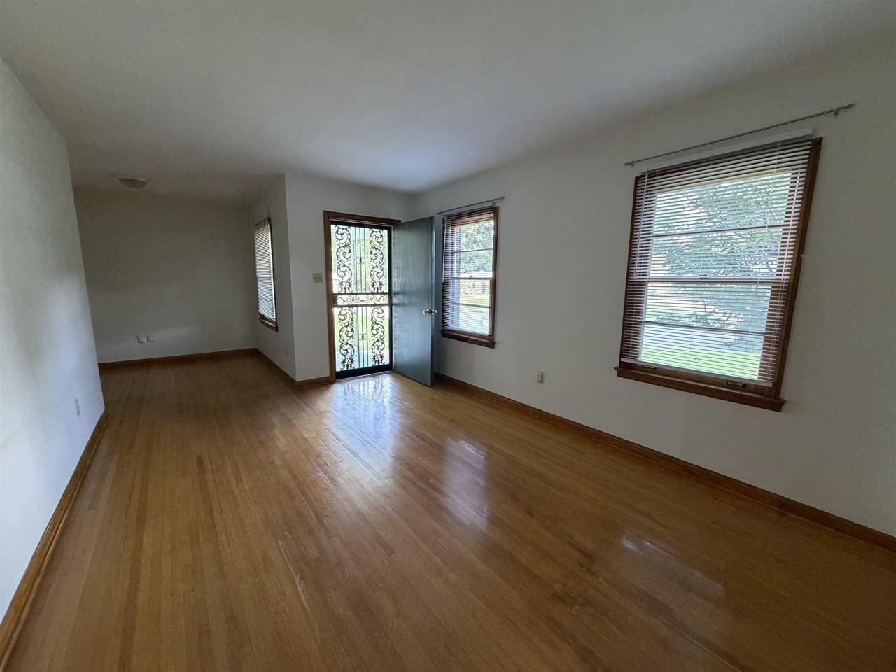 5045 Flamingo Rd - Photo 4 of 10