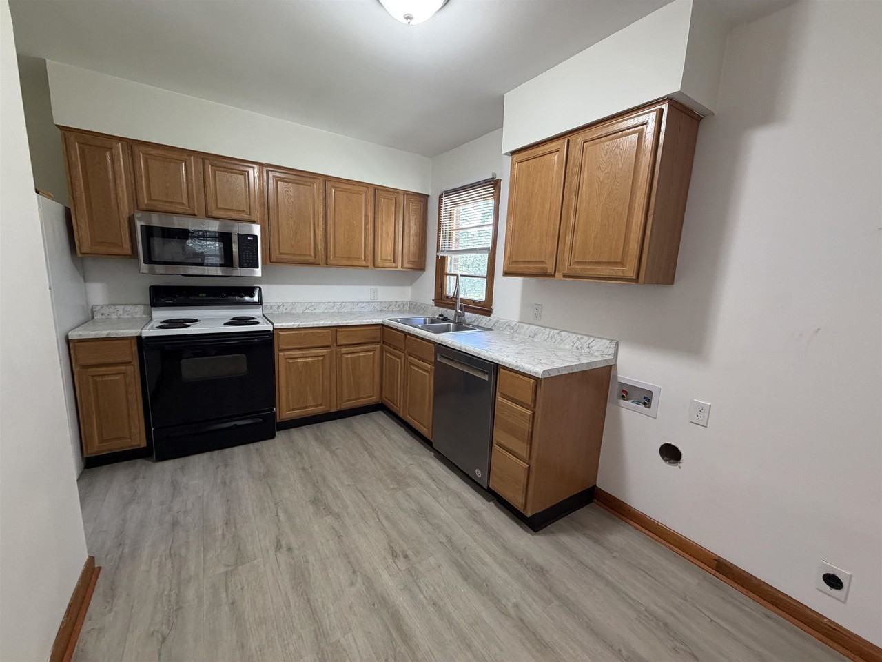 5045 Flamingo Rd - Photo 6 of 10