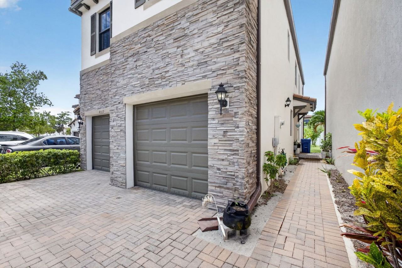 4009 Sequoia Pl - Photo 3 of 50