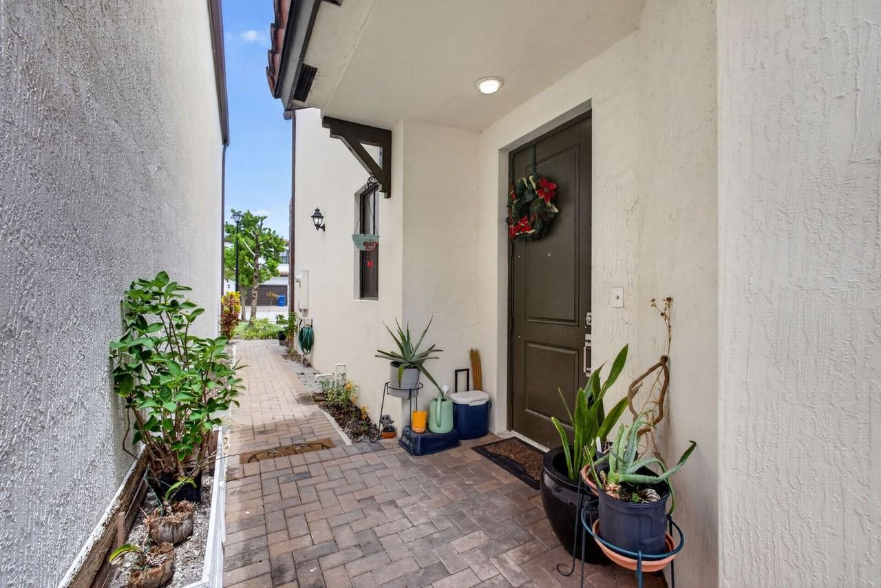 4009 Sequoia Pl - Photo 4 of 50