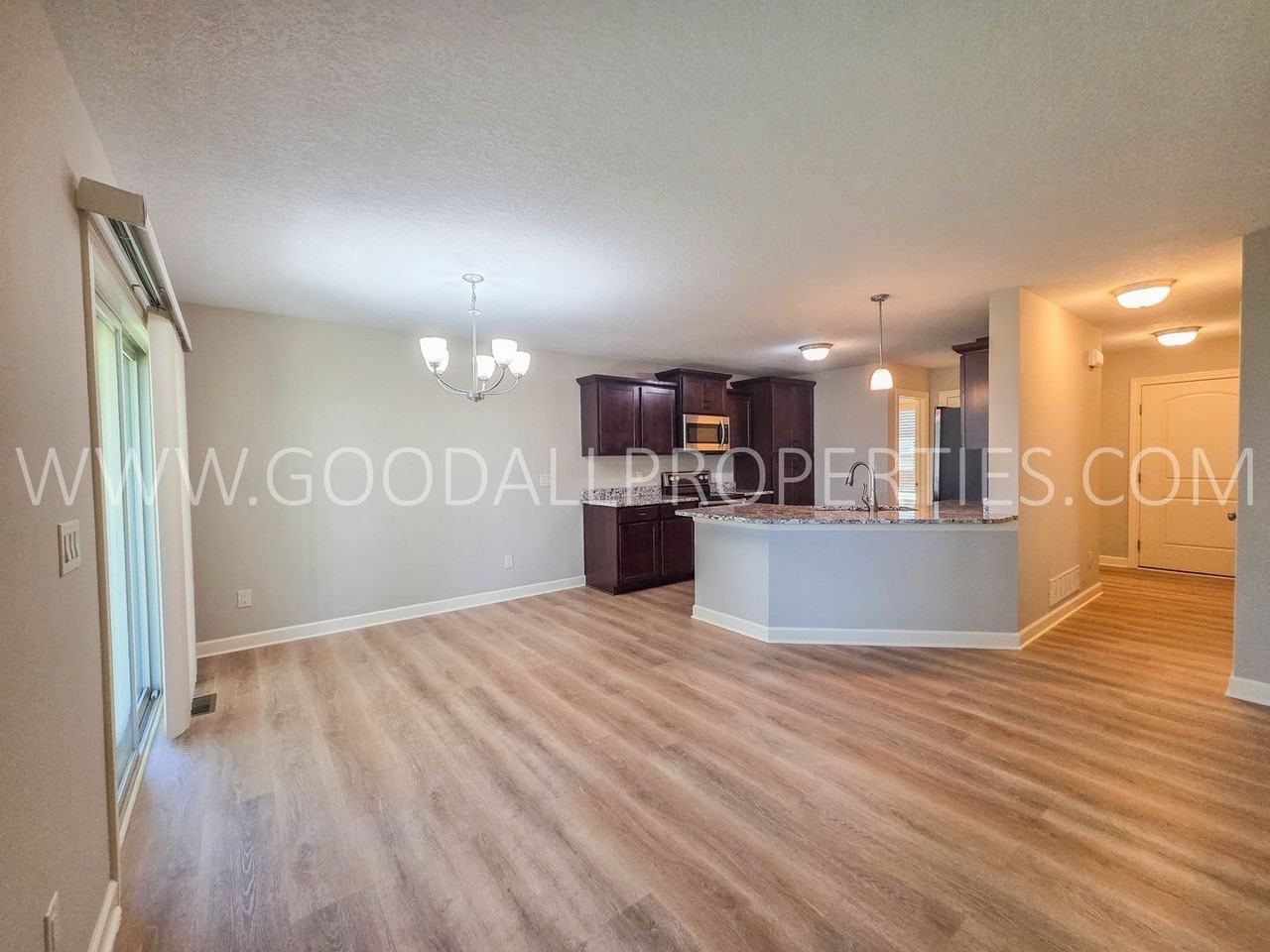 885 Northview Dr - Photo 2 of 24