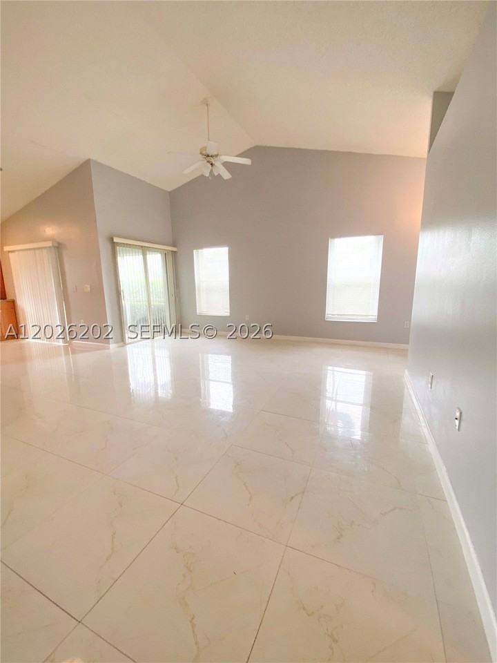 487 Se 20th Dr - Photo 2 of 11