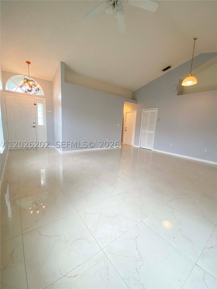 487 Se 20th Dr - Photo 3 of 11