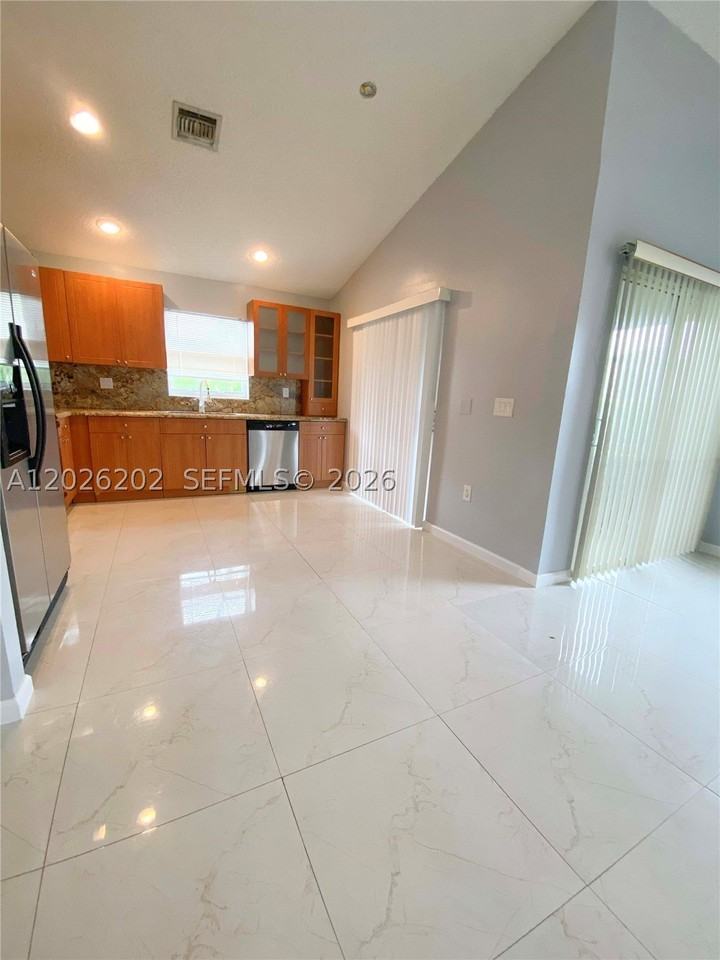 487 Se 20th Dr - Photo 5 of 11