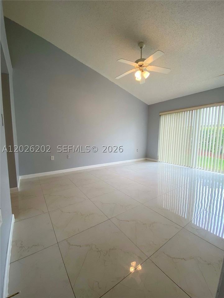 487 Se 20th Dr - Photo 6 of 11