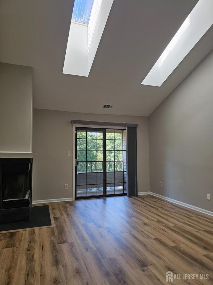 2809 Ridgefield Ct - Photo 5 of 38