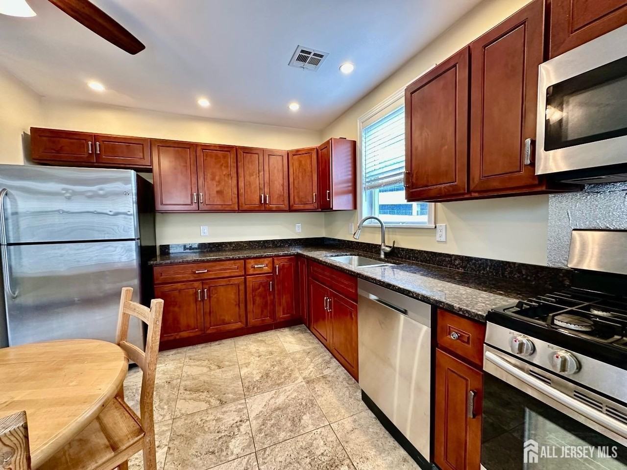 66 Atlantic St - Photo 5 of 26