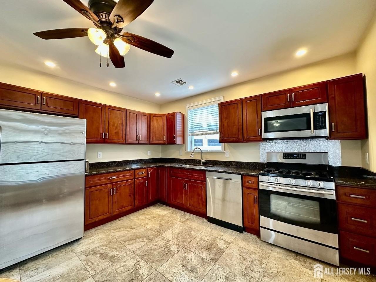66 Atlantic St - Photo 6 of 26