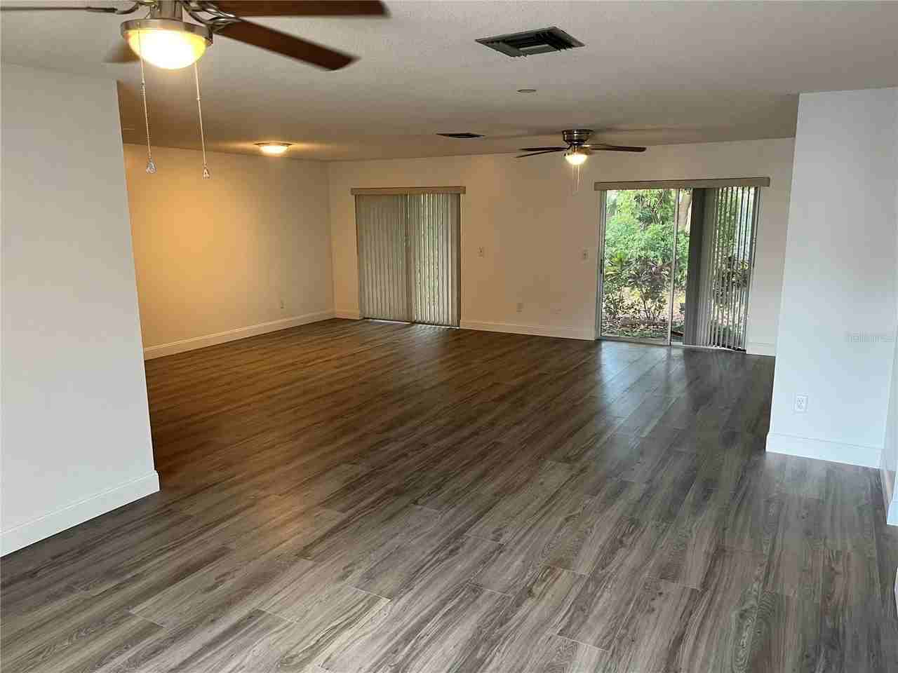 10108 Bluff Ct - Photo 3 of 22