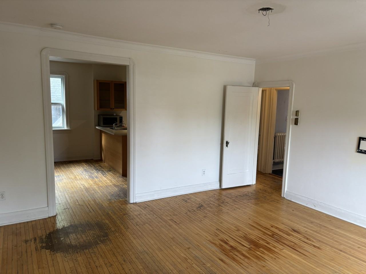 45 Lawrence Ave E - Photo 3 of 14