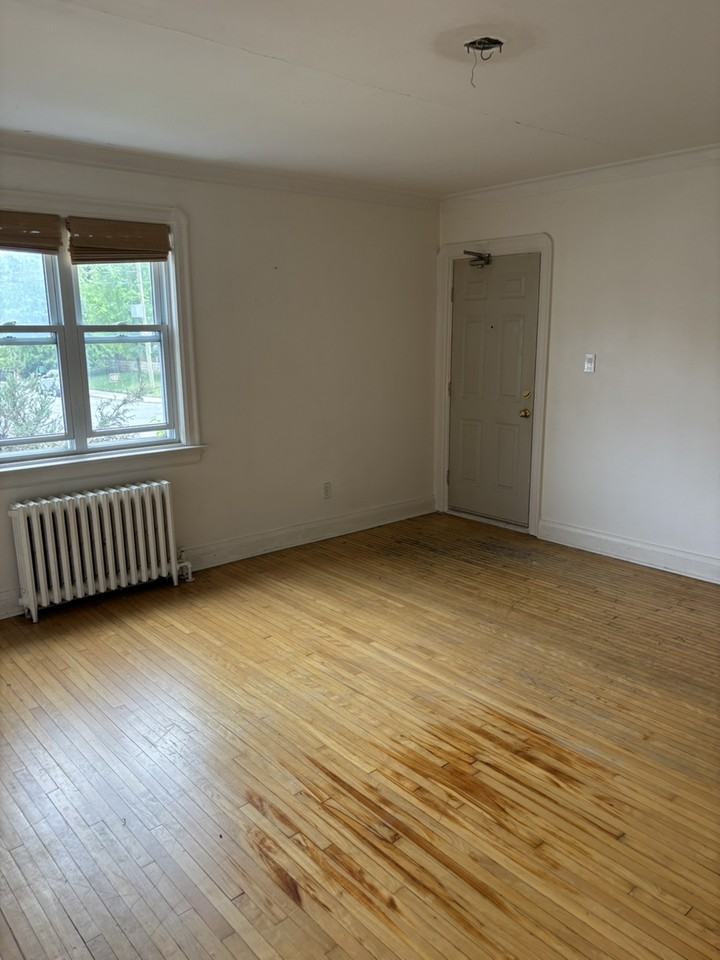 45 Lawrence Ave E - Photo 4 of 14