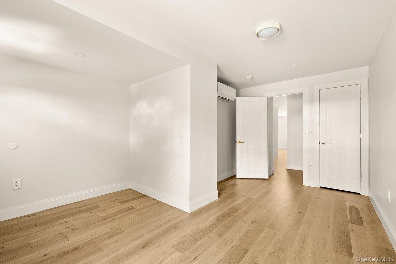 599 Van Buren St - Photo 5 of 8