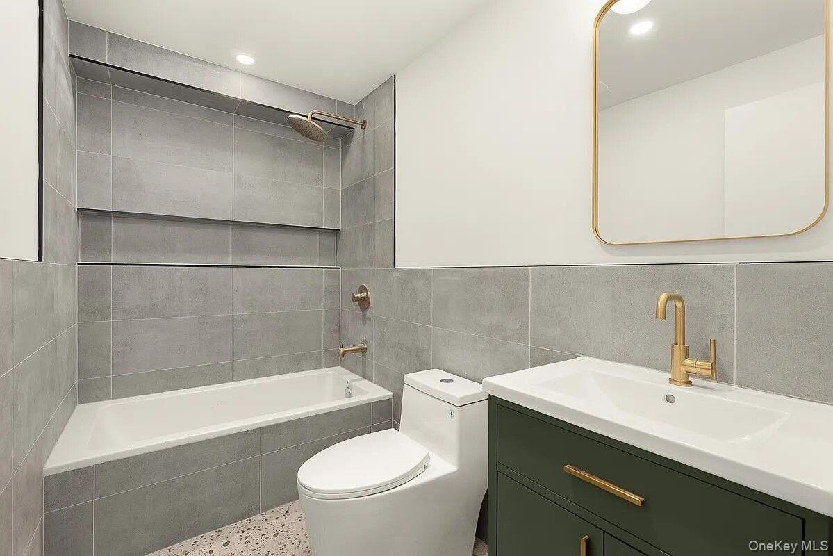 84 Moffat St #1 - Photo 4 of 8