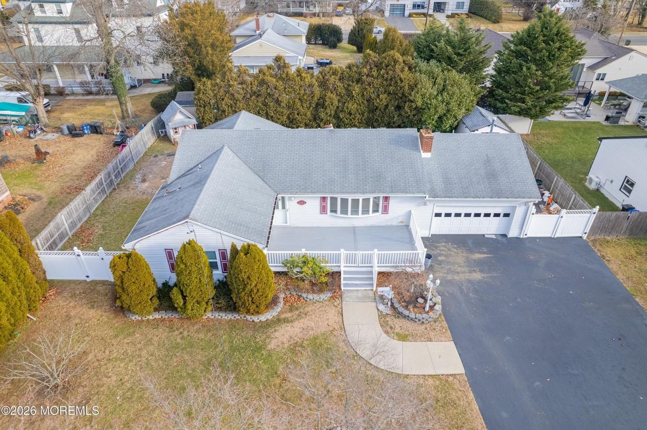 351 Hollywood Ave - Photo 2 of 15