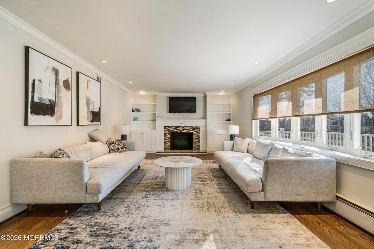 351 Hollywood Ave - Photo 3 of 15