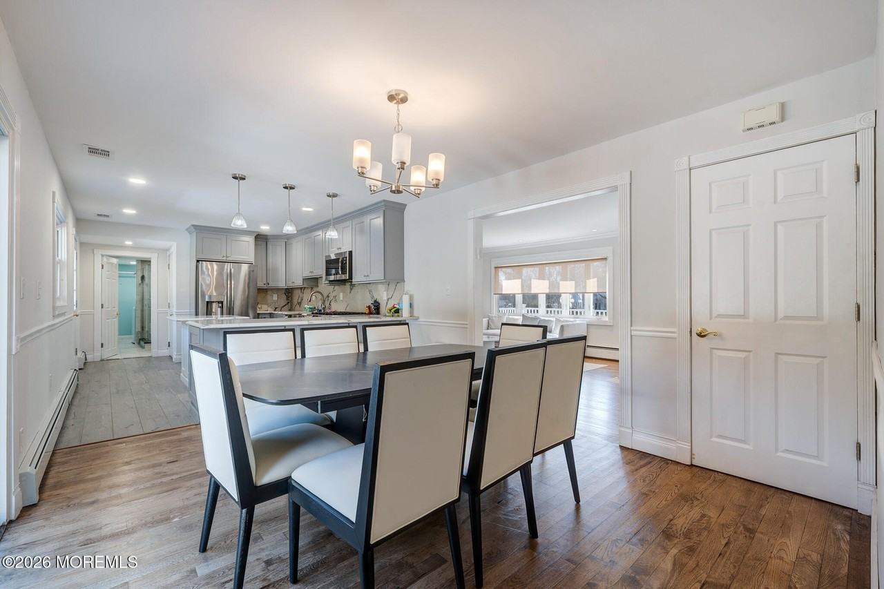 351 Hollywood Ave - Photo 5 of 15