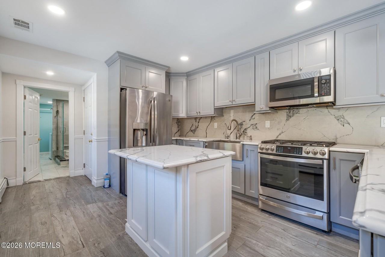 351 Hollywood Ave - Photo 6 of 15