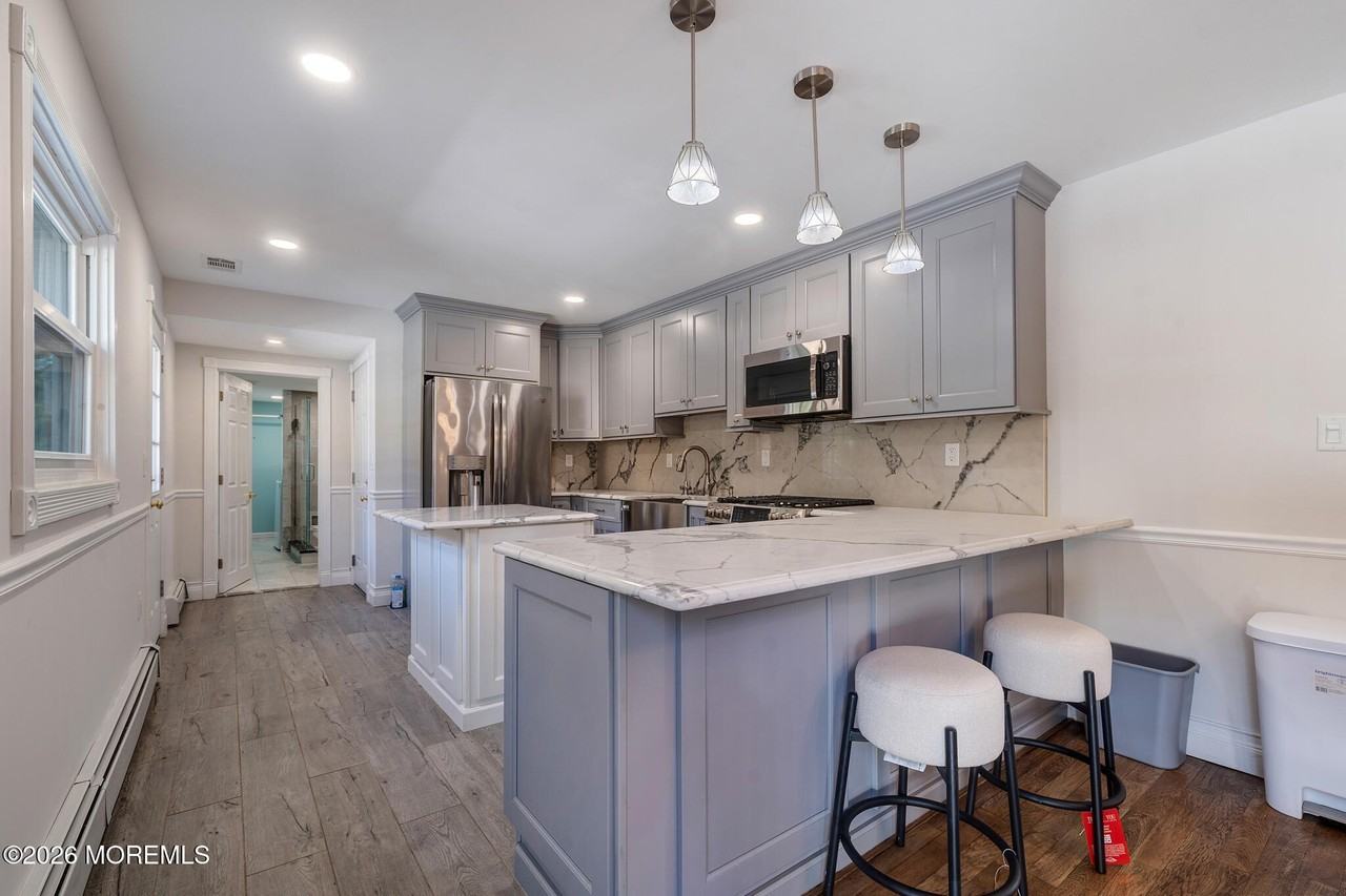 351 Hollywood Ave - Photo 7 of 15