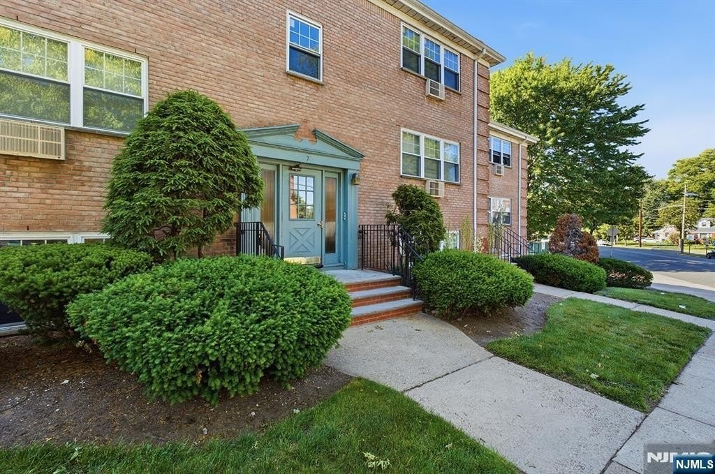 138 Clinton Pl #7E - Photo 2 of 14