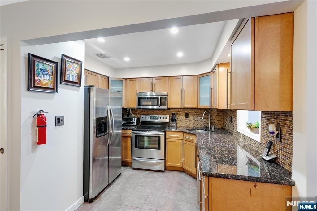 6405 Liberty Ave #5J - Photo 6 of 18