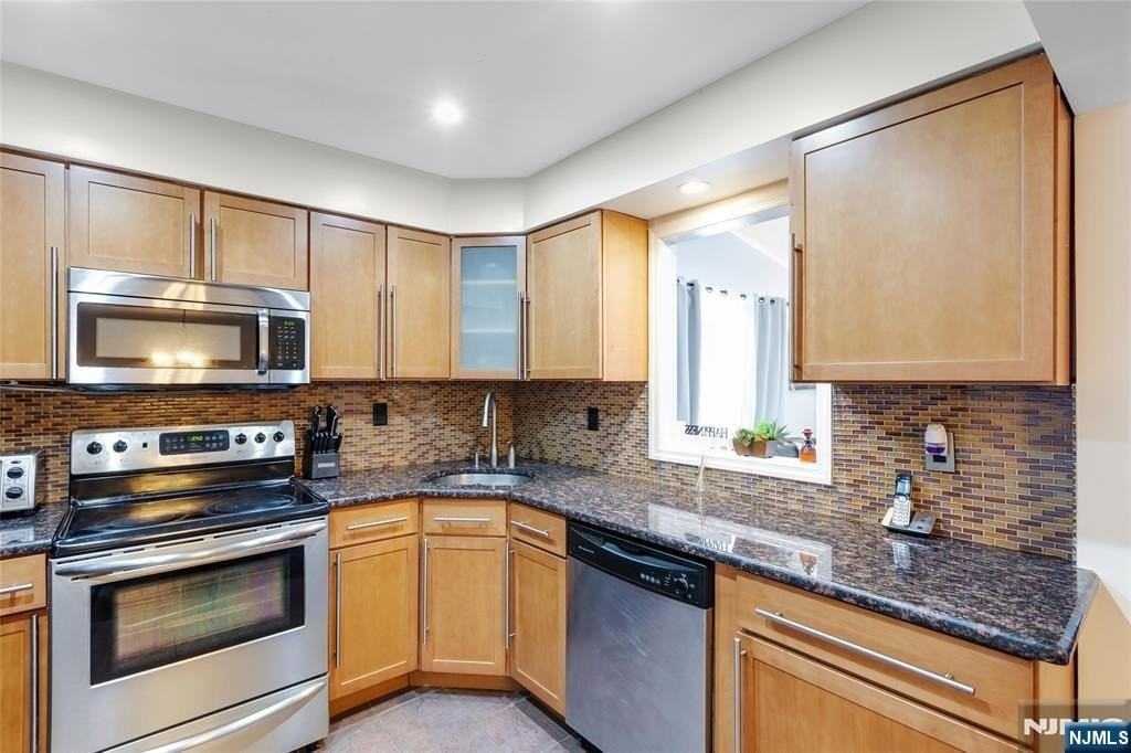6405 Liberty Ave #5J - Photo 7 of 18