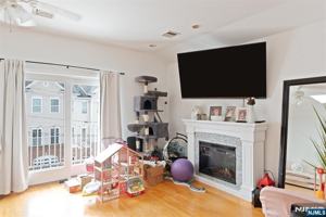 featured image of 260 Custer Ave #2
