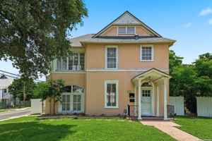 featured image of 202 W Woodlawn Ave