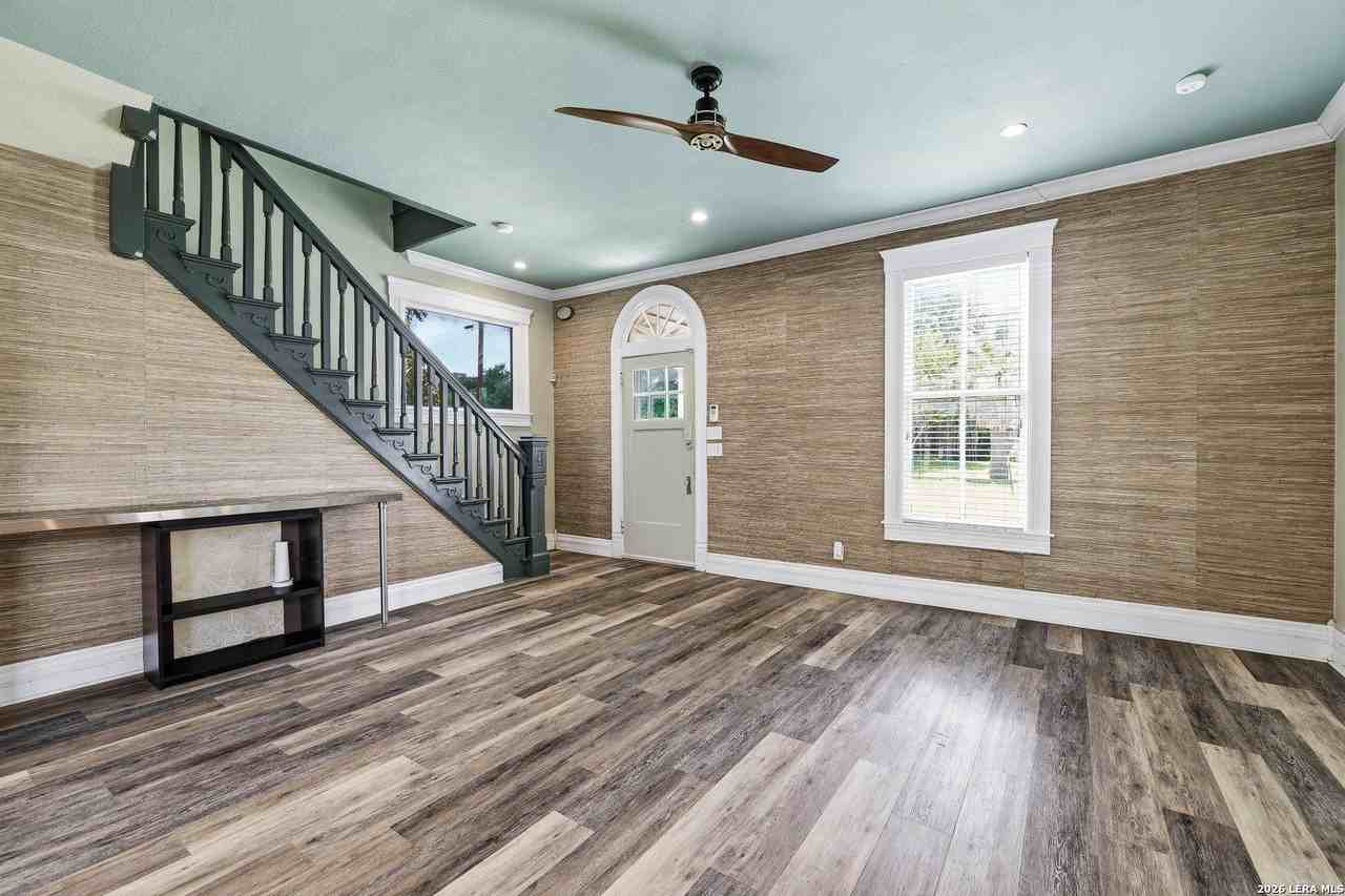 202 W Woodlawn Ave - Photo 3 of 29