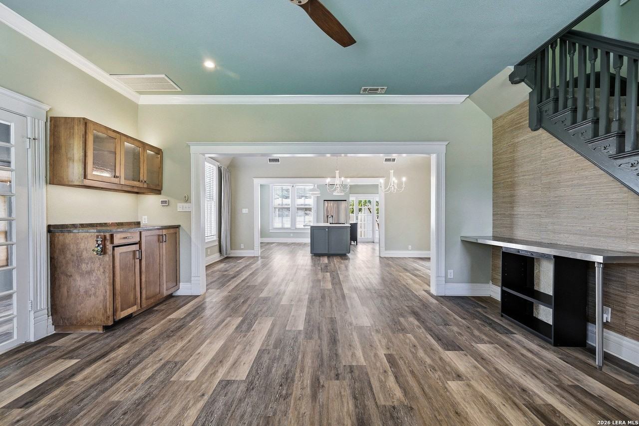 202 W Woodlawn Ave - Photo 4 of 29