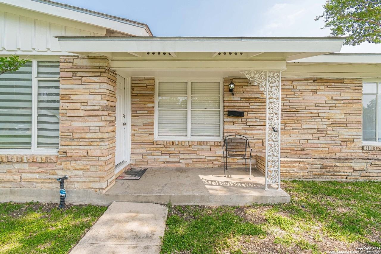355 Barbara Dr - Photo 4 of 34