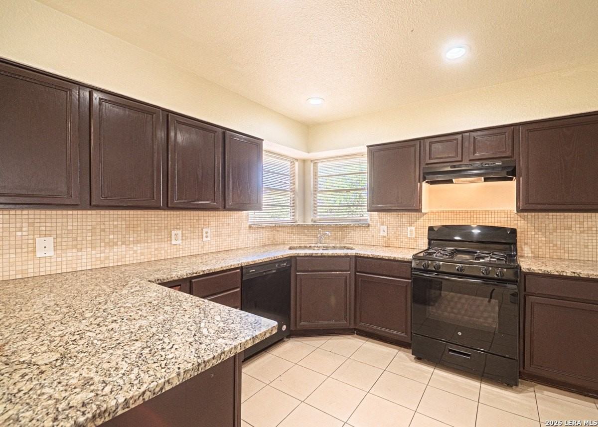 243 Maplewood Ln - Photo 4 of 36