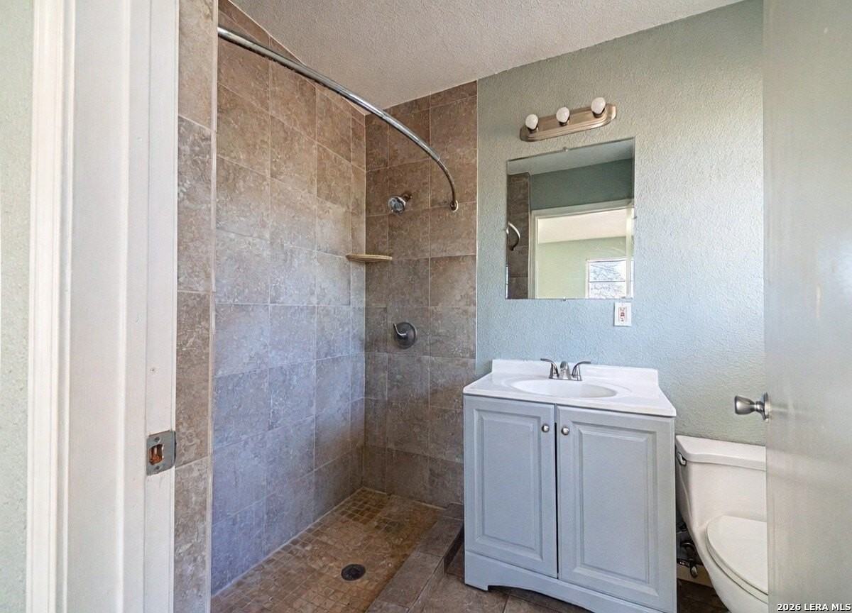 243 Maplewood Ln - Photo 6 of 36