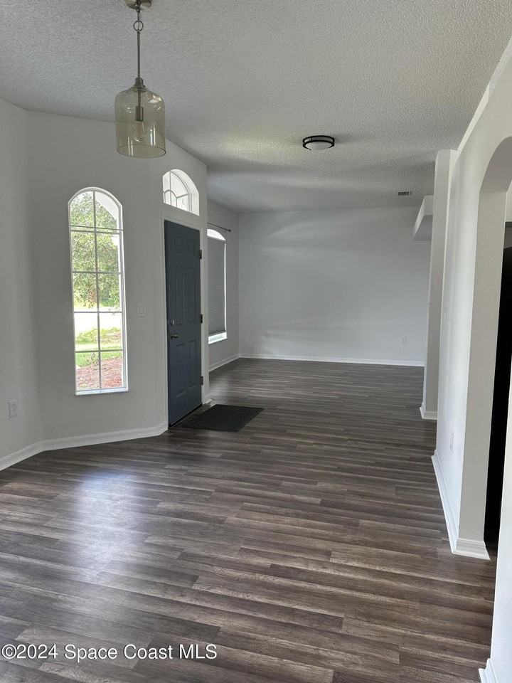 3127 Lowry Blvd Se - Photo 2 of 11