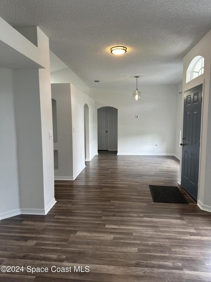 3127 Lowry Blvd Se - Photo 3 of 11