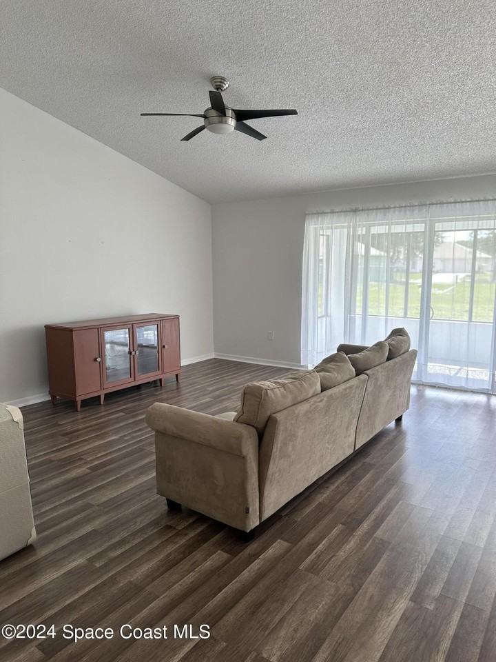3127 Lowry Blvd Se - Photo 4 of 11