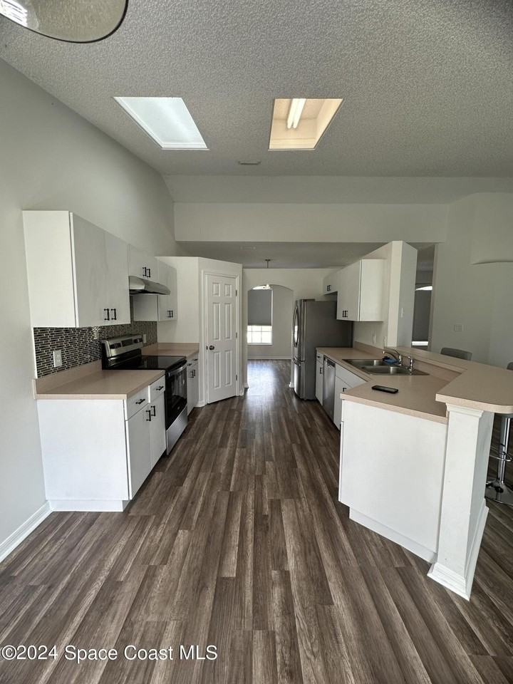 3127 Lowry Blvd Se - Photo 5 of 11