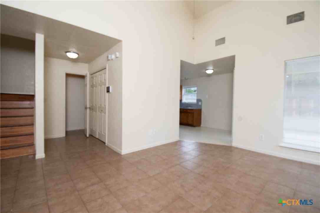 405 Deloris Dr - Photo 4 of 18